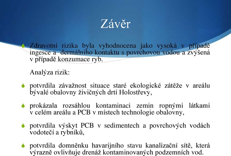 rozsáhlou kontaminaci zemin ropnými látkami v celém areálu a PCB v místech technologie obalovny, potvrdila výskyt PCB v sedimentech a