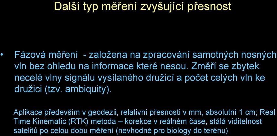 Změří se zbytek necelé vlny signálu vysílaného družicí a počet celých vln ke družici (tzv. ambiquity).