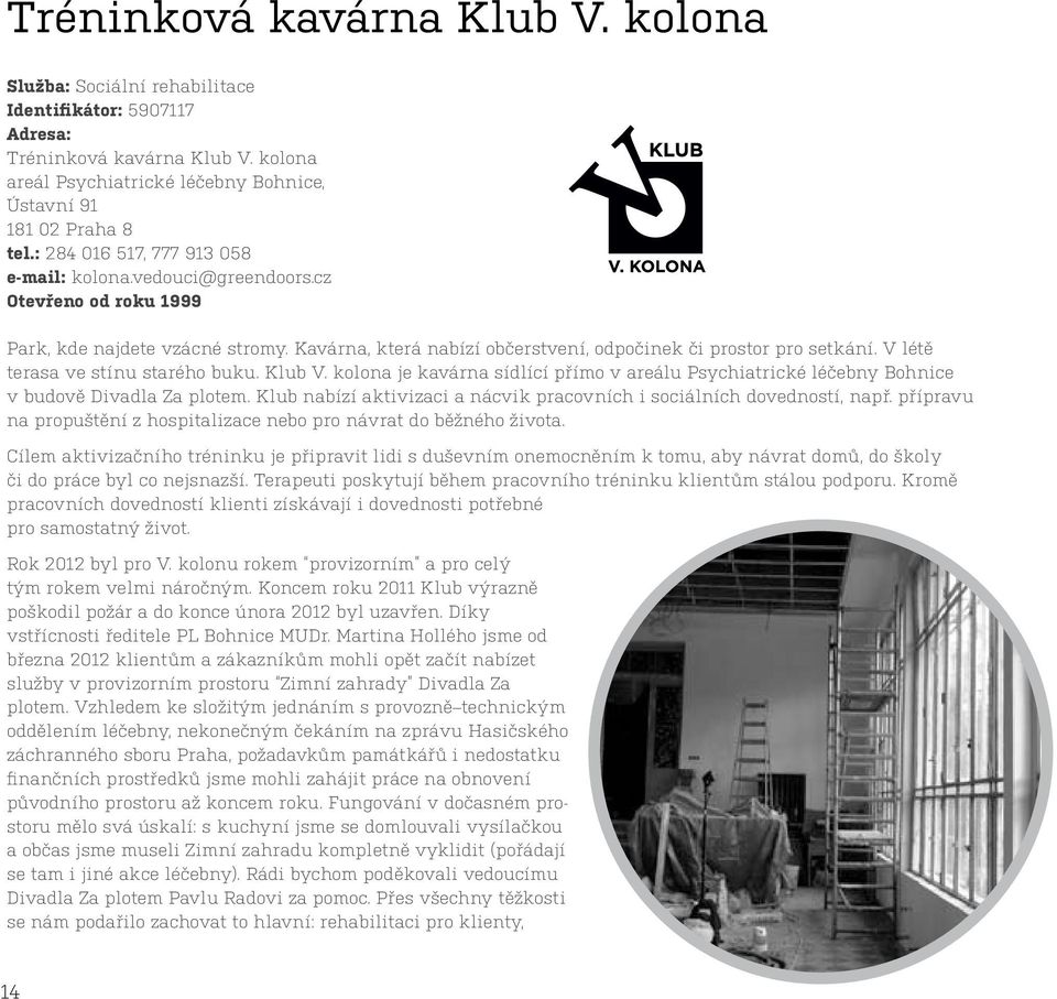 V létě terasa ve stínu starého buku. Klub V. kolona je kavárna sídlící přímo v areálu Psychiatrické léčebny Bohnice v budově Divadla Za plotem.