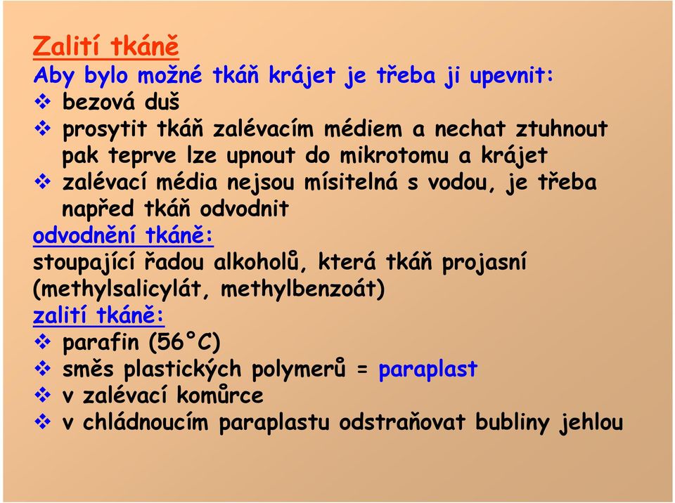 odvodnit odvodnění tkáně: stoupající řadou alkoholů, která tkáň projasní (methylsalicylát, methylbenzoát) zalití