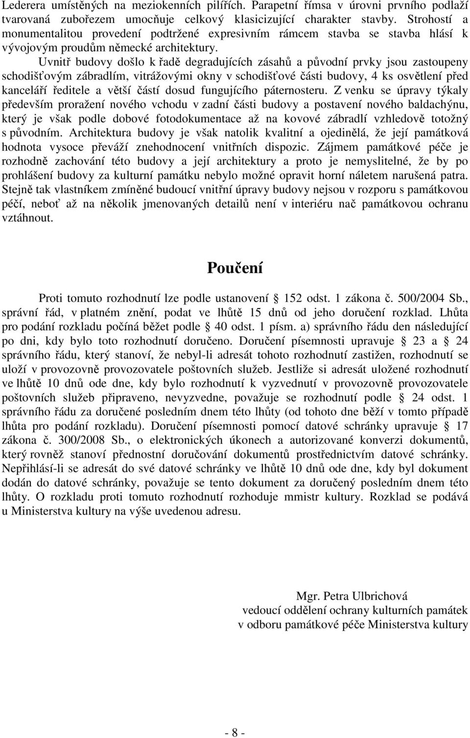 Uvnitř budovy došlo k řadě degradujících zásahů a původní prvky jsou zastoupeny schodišťovým zábradlím, vitrážovými okny v schodišťové části budovy, 4 ks osvětlení před kanceláří ředitele a větší