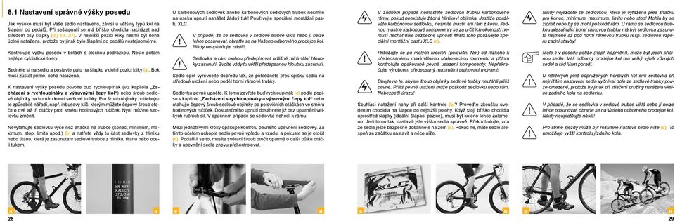 Kontrolujte výšku posedu v botách s plochou podrážkou. Noste přitom nejlépe cyklistické tretry. Sedněte si na sedlo a postavte patu na šlapku v dolní pozici kliky (a).