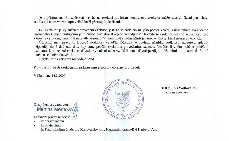 Jakmile se exekutor dozvi 0 skutecnosti, pro kterou je vyloucen, oznami ji neprodlene soudu. V fizeni muze zatim ucinit jen takove ukony, ktere nesnesou odkladu.