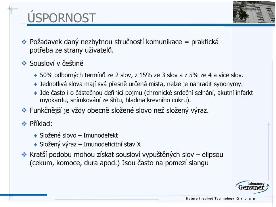 Jednotlivá slova mají svá přesně určená místa, nelze je nahradit synonymy.