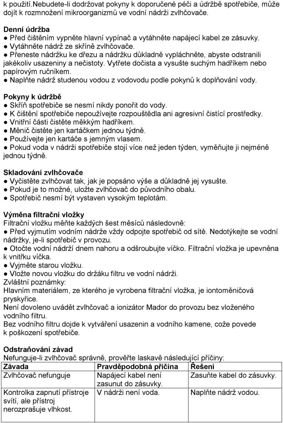 Přeneste nádržku ke dřezu a nádržku důkladně vypláchněte, abyste odstranili jakékoliv usazeniny a nečistoty. Vytřete dočista a vysušte suchým hadříkem nebo papírovým ručníkem.