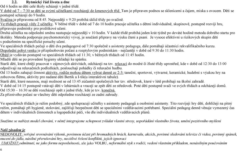 Ve třídách pracují vždy 2 učitelky. V běžné třídě v době od 7 do 10 hodin pracuje učitelka s dětmi individuálně, skupinově, postupně rozvíjí hru, připravuje podmínky pro prožitkové učení.