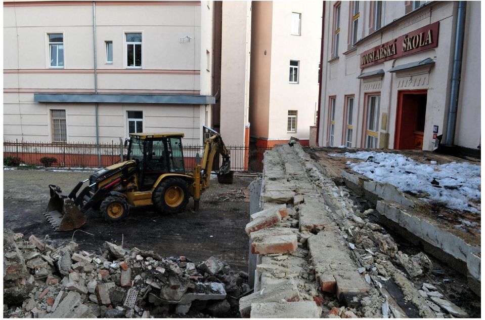 Starou budovu školy čeká kompletní rekonstrukce z evropské dotace, takže se všechno musí sbalit a odstěhovat dočasně do budovy úplně jiné.