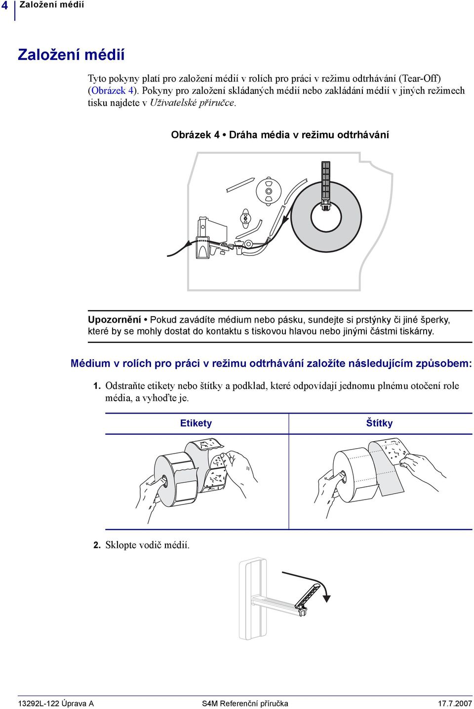 Obrázek 4 Dráha média v režimu odtrhávání Upozornění Pokud zavádíte médium nebo pásku, sundejte si prstýnky či jiné šperky, které by se mohly dostat do kontaktu s tiskovou hlavou