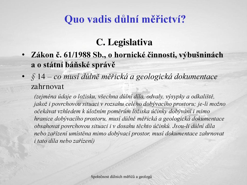 důlní díla, odvaly, výsypky a odkaliště, jakož i povrchovou situaci v rozsahu celého dobývacího prostoru; je-li možno očekávat vzhledem k úložním poměrům