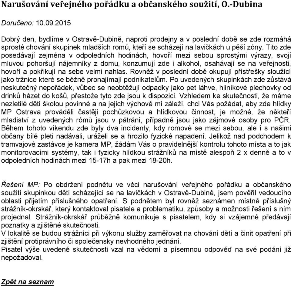 Tito zde posedávají zejména v odpoledních hodinách, hovoří mezi sebou sprostými výrazy, svojí mluvou pohoršují nájemníky z domu, konzumují zde i alkohol, osahávají se na veřejnosti, hovoří a