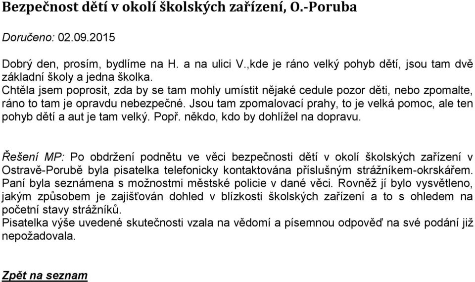 Jsou tam zpomalovací prahy, to je velká pomoc, ale ten pohyb dětí a aut je tam velký. Popř. někdo, kdo by dohlížel na dopravu.