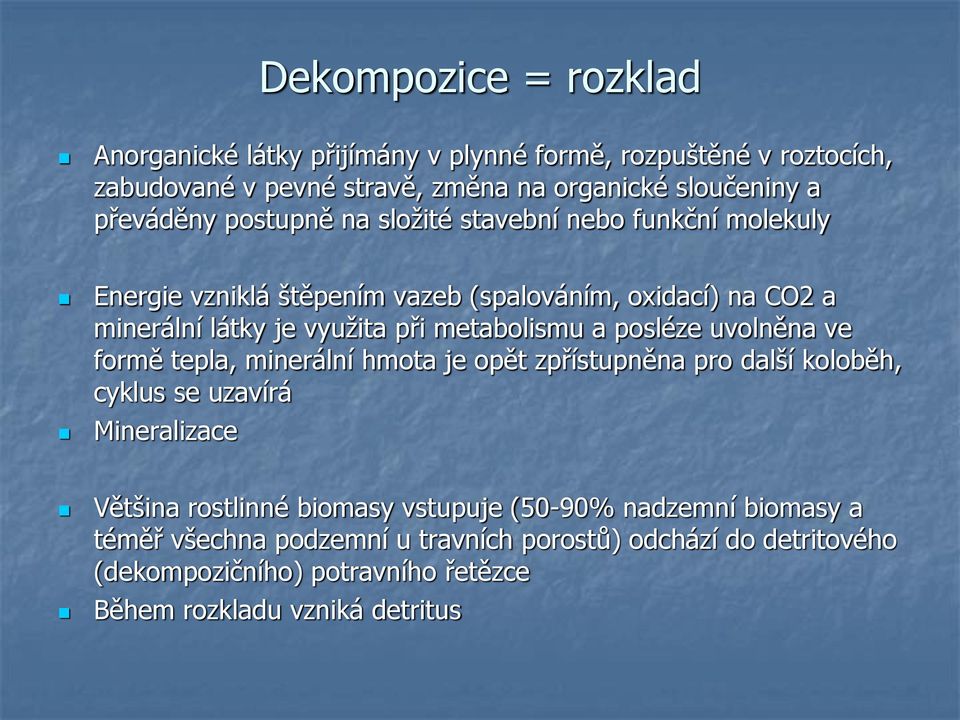 metabolismu a posléze uvolněna ve formě tepla, minerální hmota je opět zpřístupněna pro další koloběh, cyklus se uzavírá Mineralizace Většina rostlinné