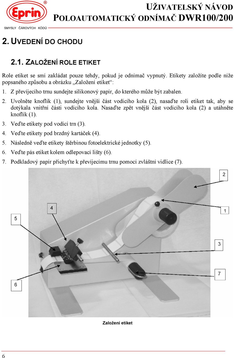 Uvolněte knoflík (1), sundejte vnější část vodícího kola (2), nasaďte roli etiket tak, aby se dotýkala vnitřní části vodícího kola.