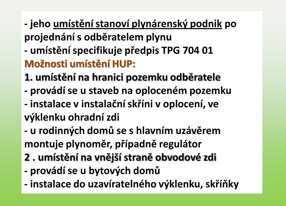 umístění na hranici pozemku odběratele - provádí se u staveb na oploceném pozemku - instalace v instalační skříni v