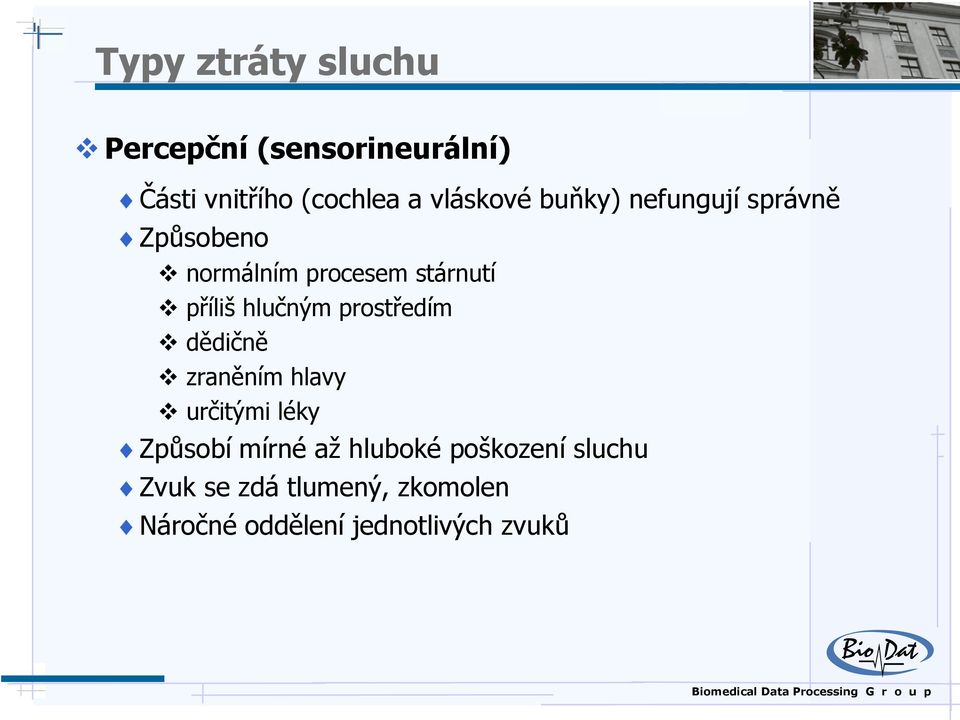 hlučným prostředím dědičně zraněním hlavy určitými léky Způsobí mírné až