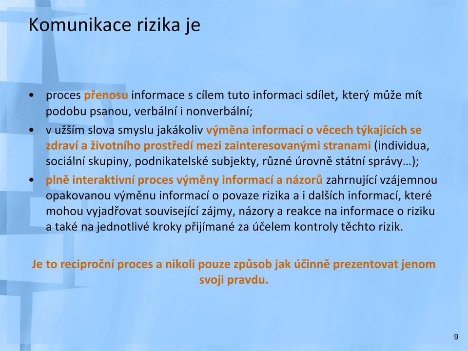 interaktivní proces výměny informací a názorů zahrnující vzájemnou opakovanou výměnu informací o povaze rizika a i dalších informací, které mohou vyjadřovat související zájmy,