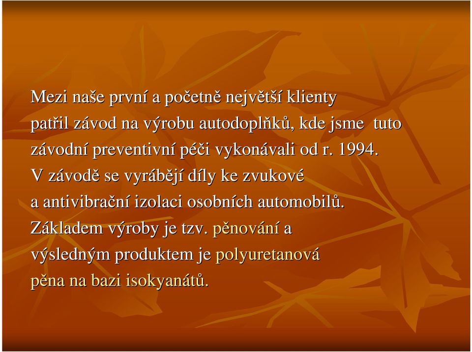 V závodě se vyrábějí díly ke zvukové a antivibrační izolaci osobních automobilů.