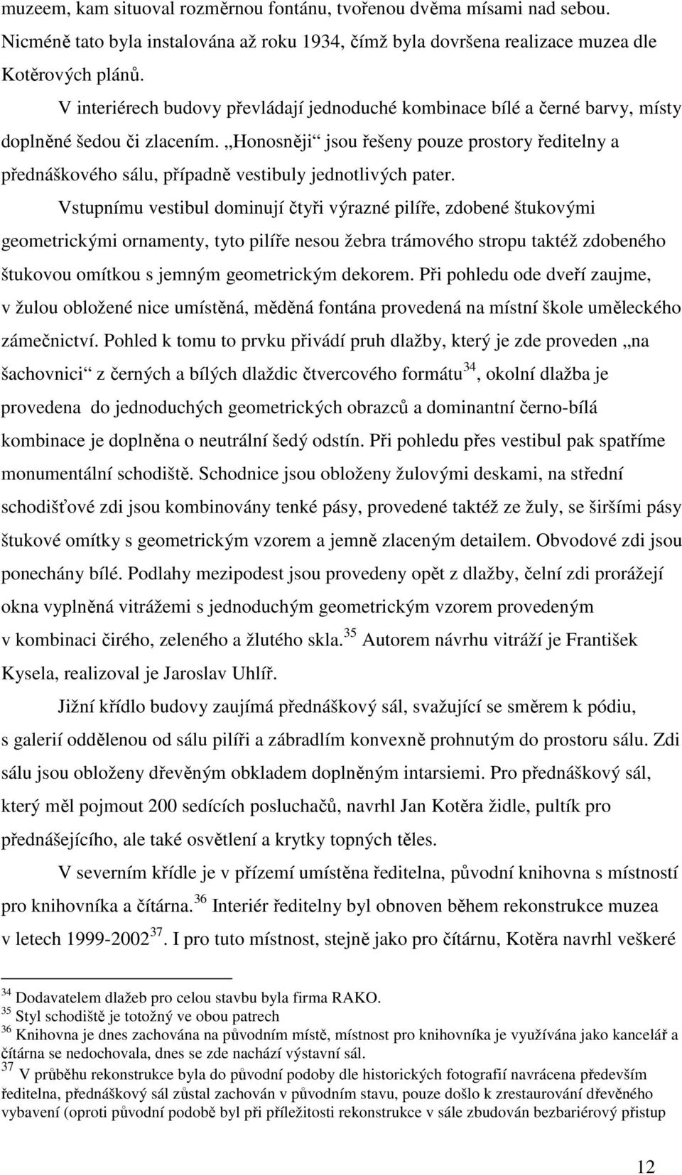 Honosněji jsou řešeny pouze prostory ředitelny a přednáškového sálu, případně vestibuly jednotlivých pater.