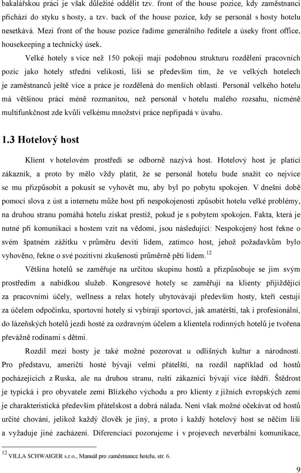 Velké hotely s více než 150 pokoji mají podobnou strukturu rozdělení pracovních pozic jako hotely střední velikosti, liší se především tím, že ve velkých hotelech je zaměstnanců ještě více a práce je