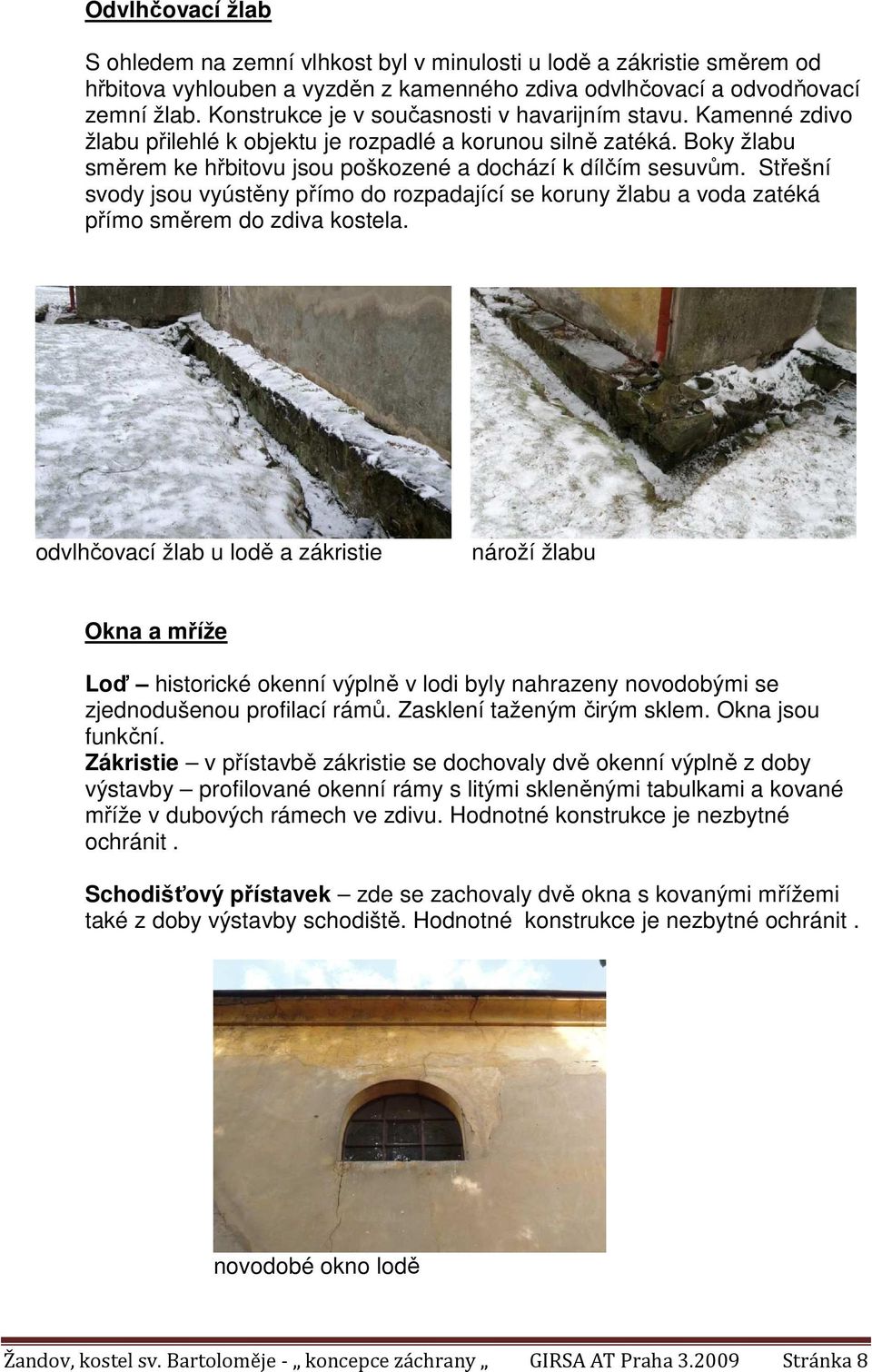 Střešní svody jsou vyústěny přímo do rozpadající se koruny žlabu a voda zatéká přímo směrem do zdiva kostela.