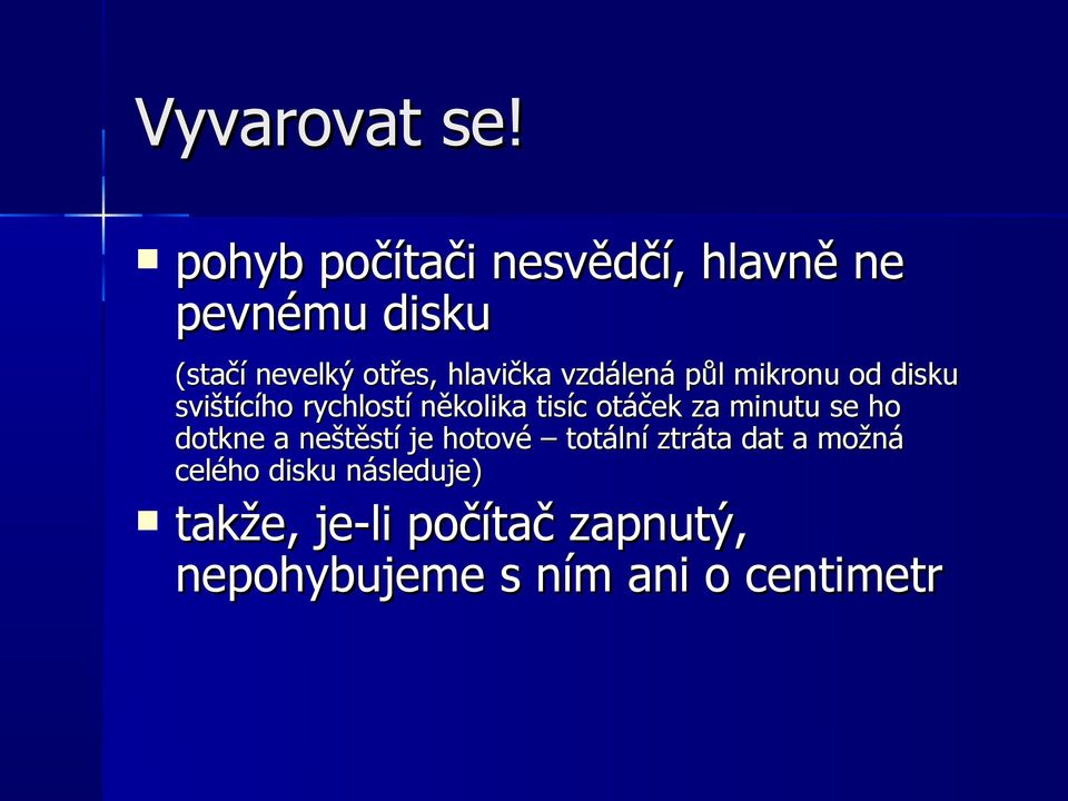 vzdálená půl mikronu od disku svištícího rychlostí několika tisíc otáček za