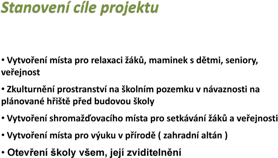 před budovou školy Vytvoření shromažďovacího místa pro setkávání žáků a veřejnosti