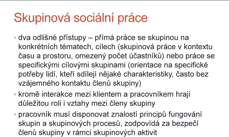 charakteristiky, často bez vzájemného kontaktu členů skupiny) kromě interakce mezi klientem a pracovníkem hrají důležitou roli i vztahy mezi