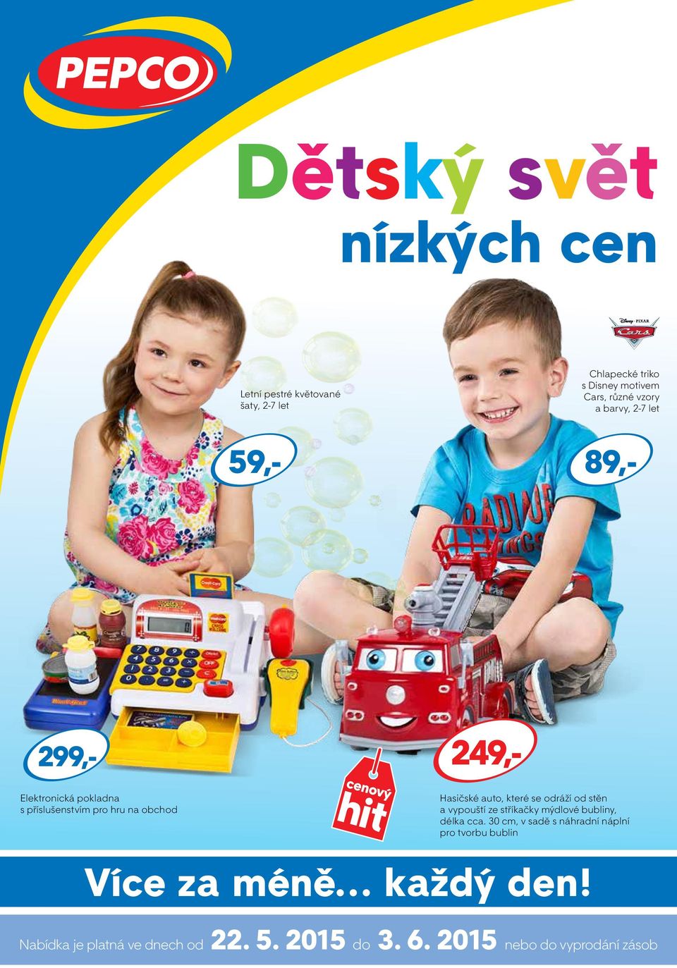 stěn a vypouští ze stříkačky mýdlové bubliny, délka cca.