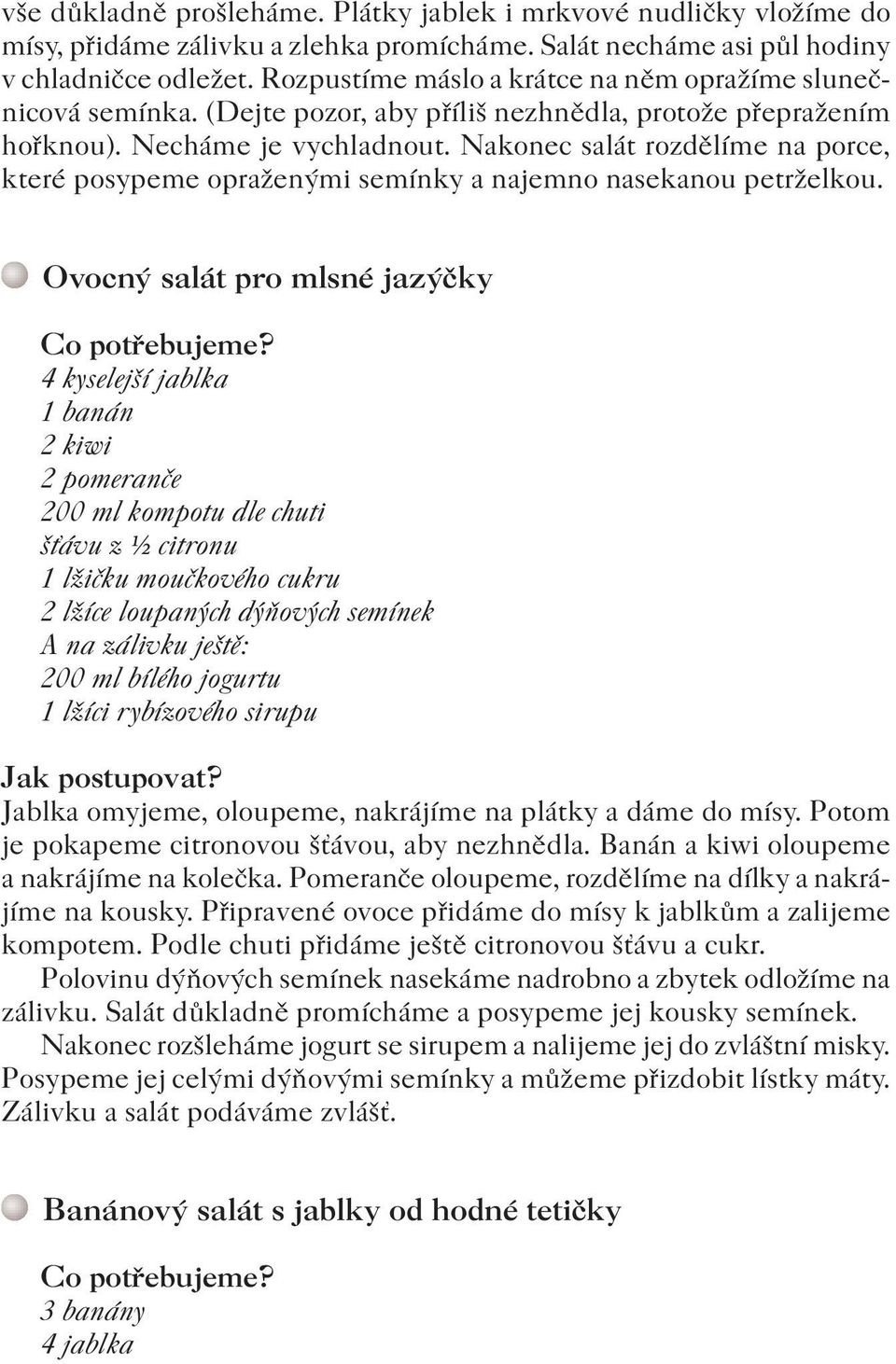 Nakonec salát rozdělíme na porce, které posypeme opraženými semínky a najemno nasekanou petrželkou.