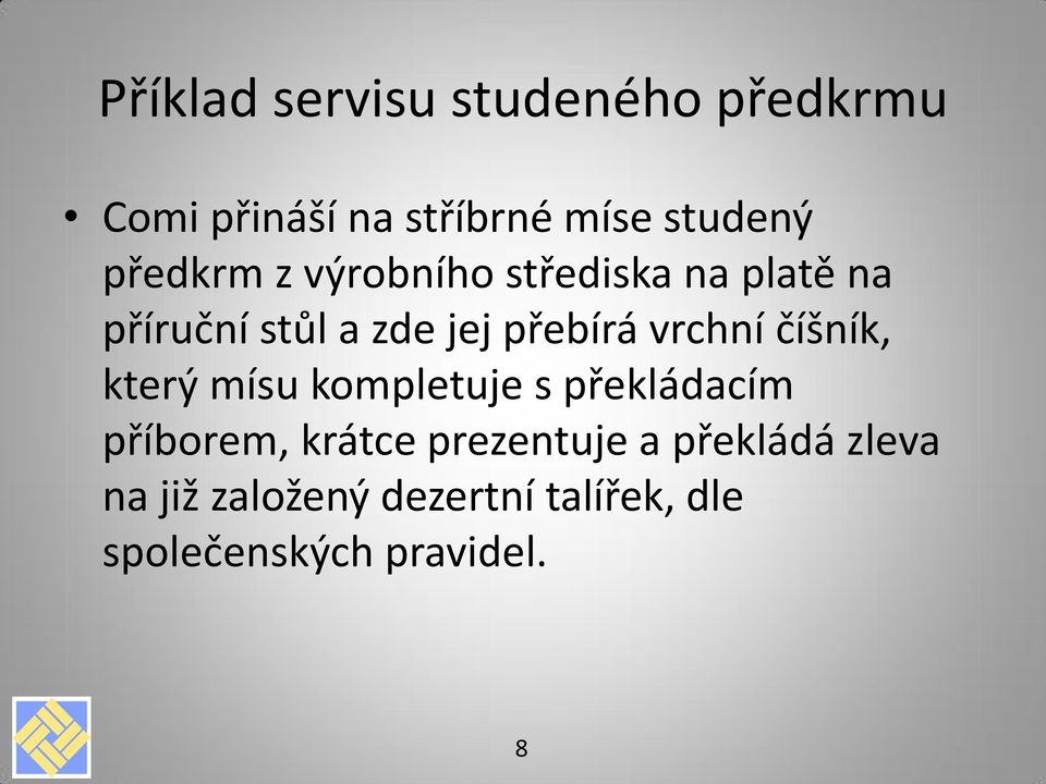 vrchní číšník, který mísu kompletuje s překládacím příborem, krátce