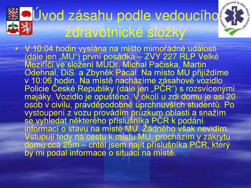 Vozidlo je opuštěno. V okolí u zdi domu je asi 20 osob v civilu, pravděpodobně uprchnuvších studentů.