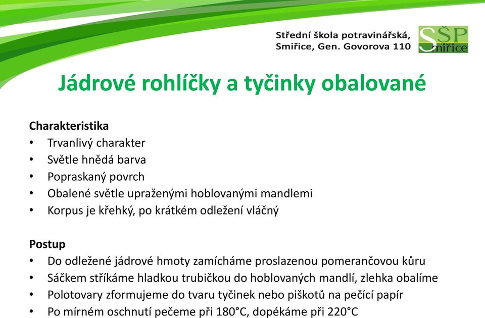 zamícháme proslazenou pomerančovou kůru Sáčkem stříkáme hladkou trubičkou do hoblovaných mandlí, zlehka obalíme