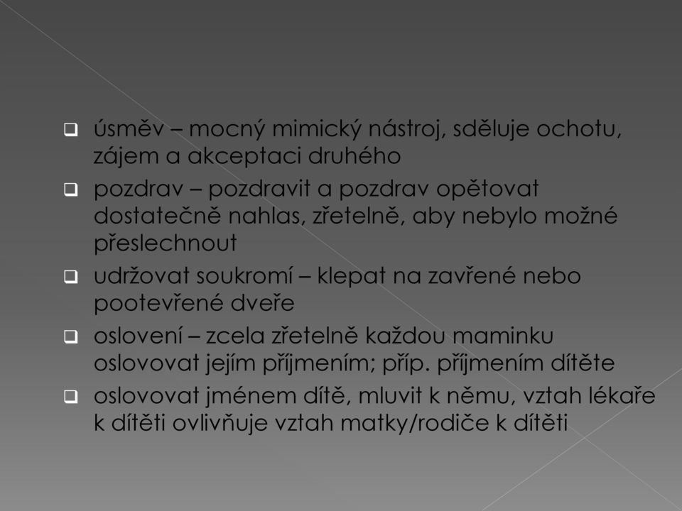 zavřené nebo pootevřené dveře oslovení zcela zřetelně každou maminku oslovovat jejím příjmením; příp.