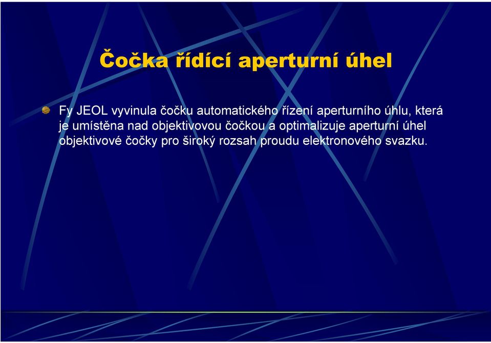 nad objektivovou čočkou a optimalizuje aperturní úhel