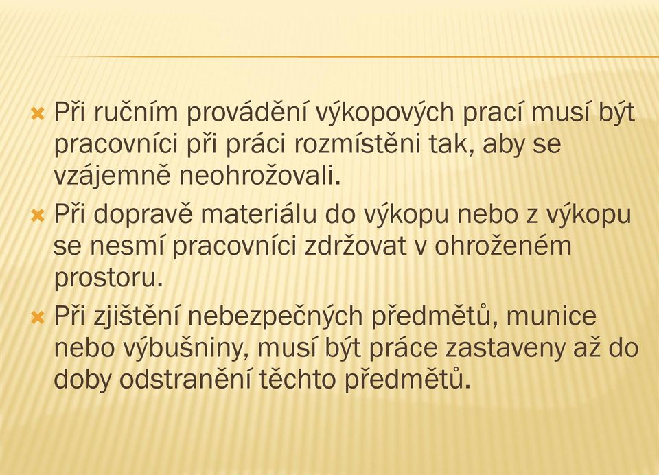 Při dopravě materiálu do výkopu nebo z výkopu se nesmí pracovníci zdržovat v