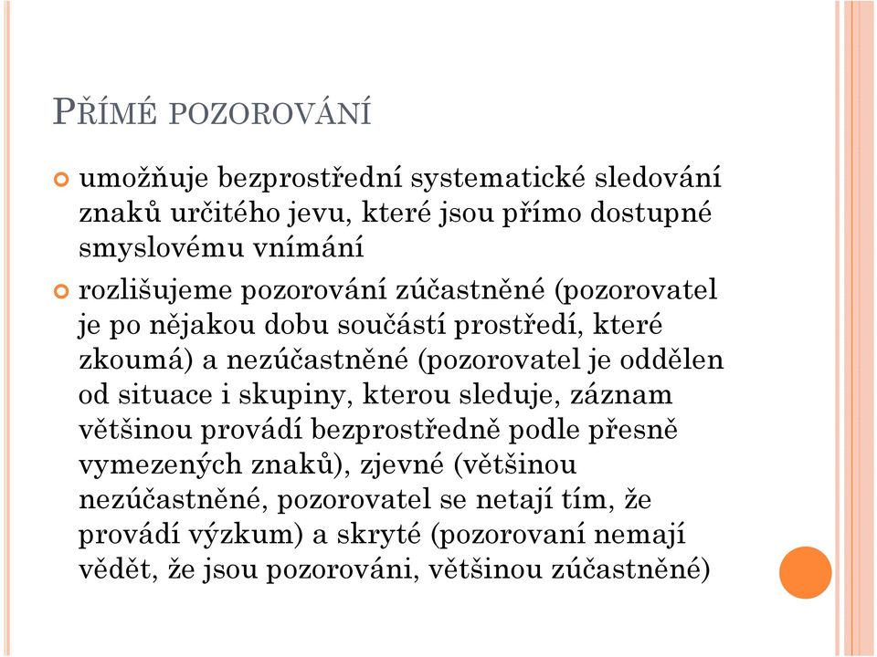 oddělen od situace i skupiny, kterou sleduje, záznam většinou provádí bezprostředně podle přesně vymezených znaků), zjevné