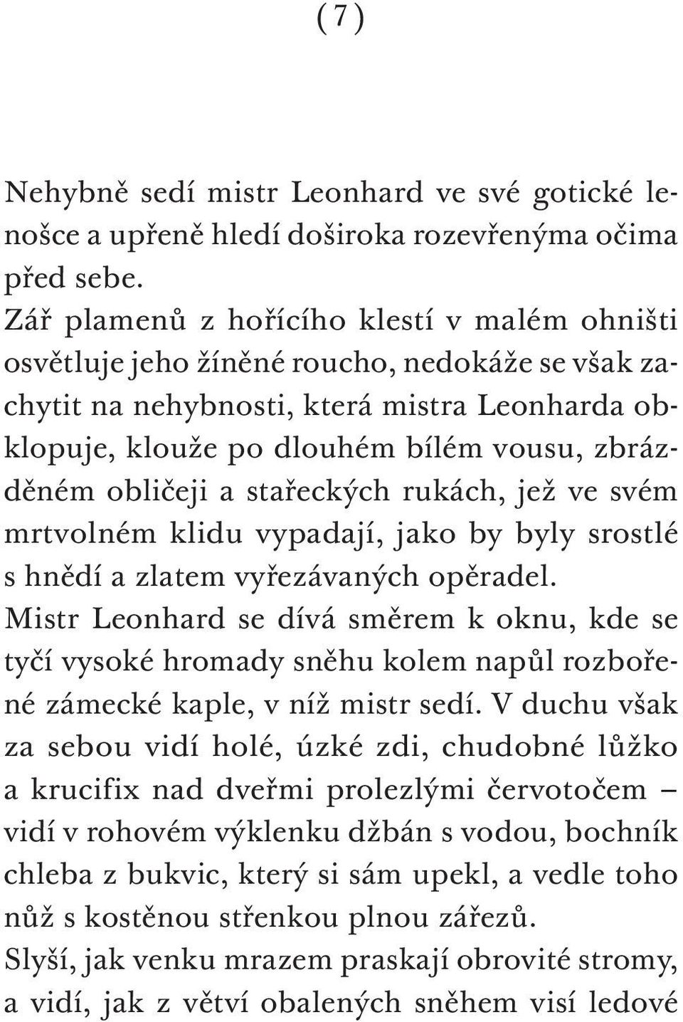 obličeji a stařeckých rukách, jež ve svém mrtvolném klidu vypadají, jako by byly srostlé s hnědí a zlatem vyřezávaných opěradel.