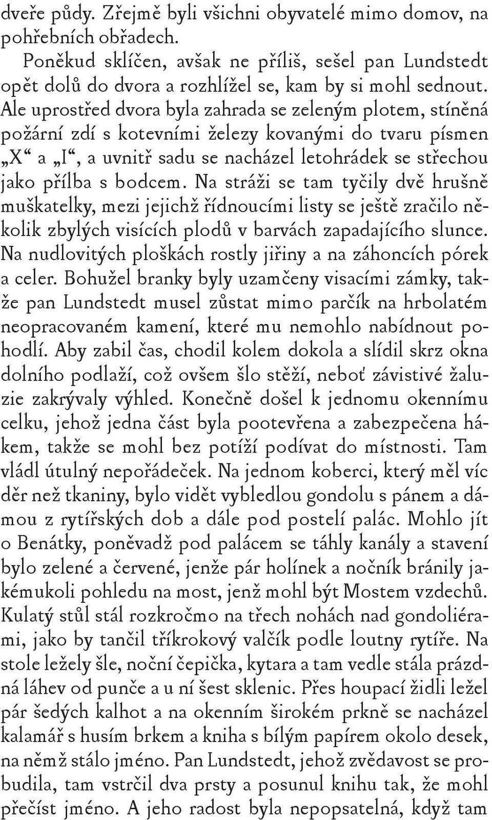 Na stráži se tam tyčily dvě hrušně muškatelky, mezi jejichž řídnoucími listy se ještě zračilo několik zbylých visících plodů v barvách zapadajícího slunce.