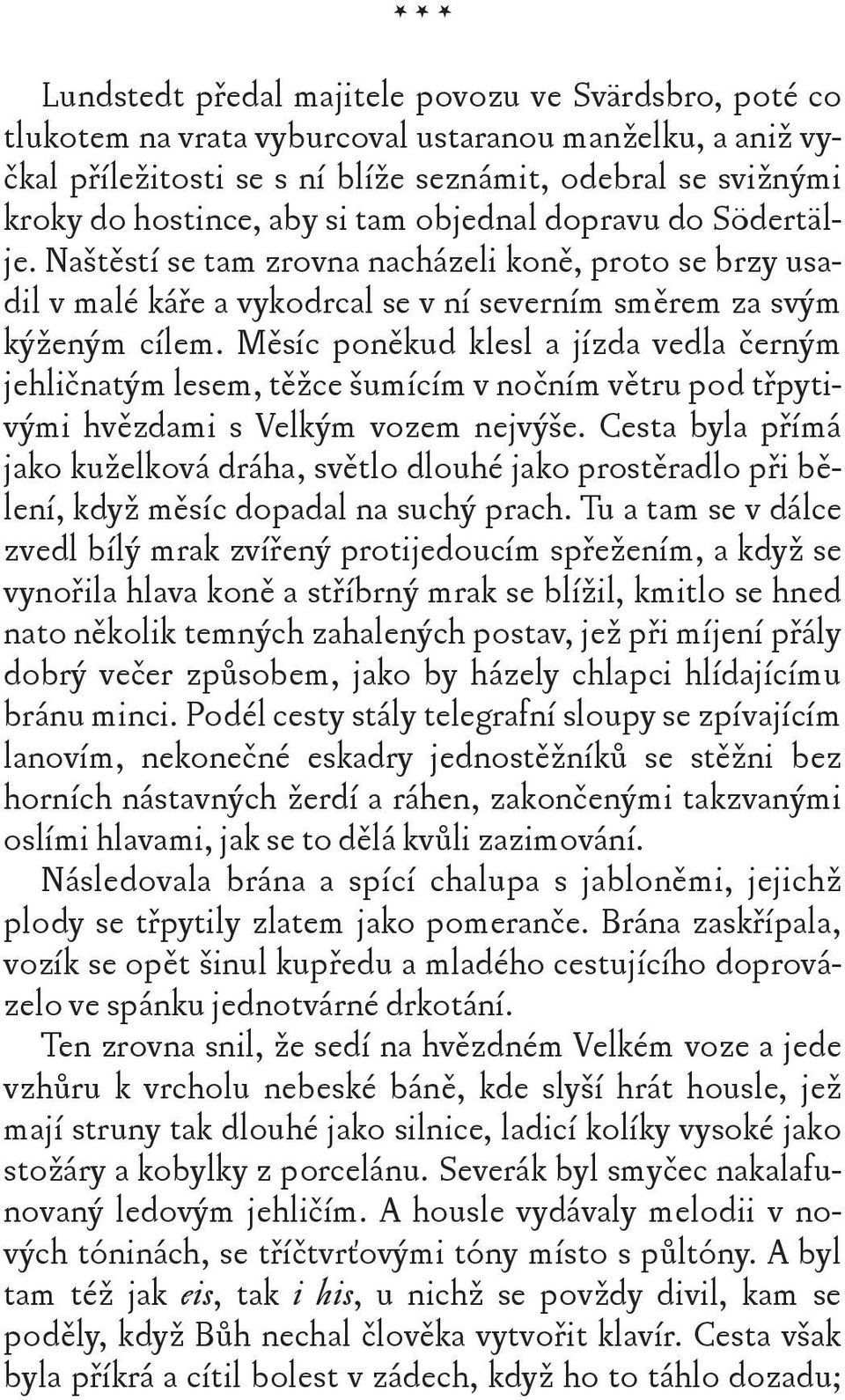 Měsíc poněkud klesl a jízda vedla černým jehličnatým lesem, těžce šumícím v nočním větru pod třpytivými hvězdami s Velkým vozem nejvýše.