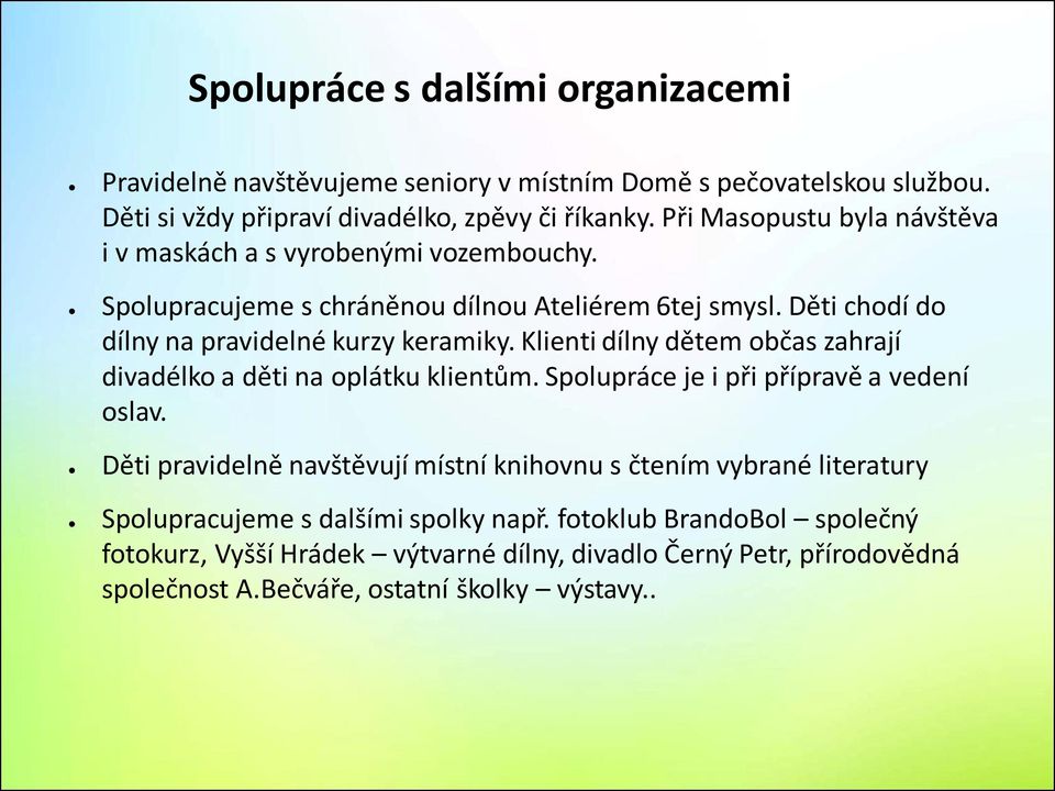 Klienti dílny dětem občas zahrají divadélko a děti na oplátku klientům. Spolupráce je i při přípravě a vedení oslav.