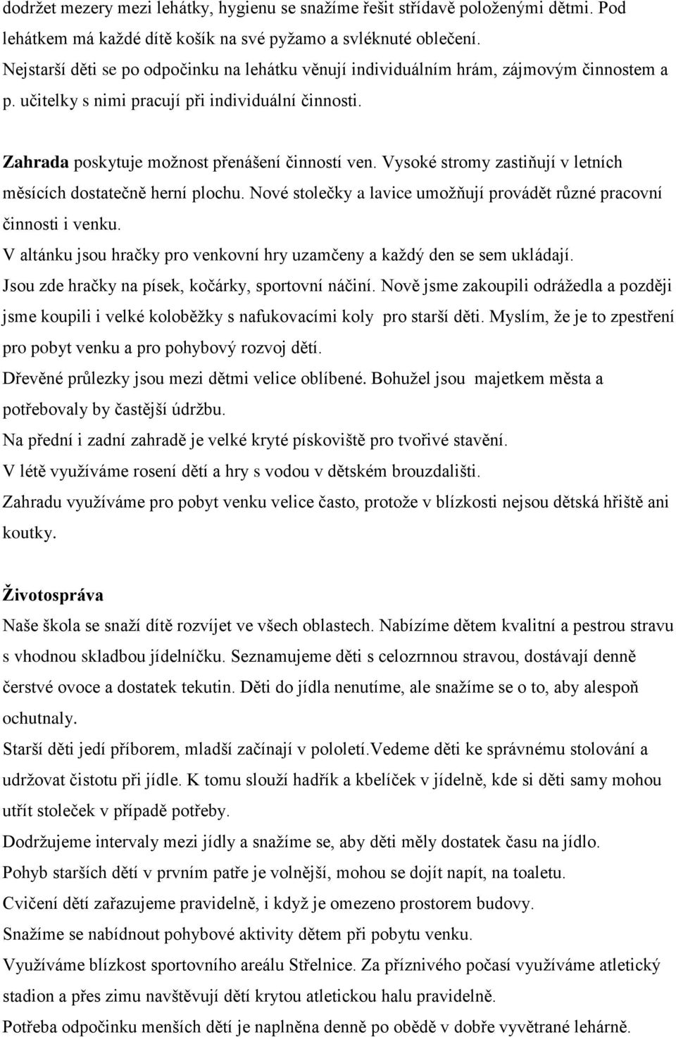 Vysoké stromy zastiňují v letních měsících dostatečně herní plochu. Nové stolečky a lavice umožňují provádět různé pracovní činnosti i venku.