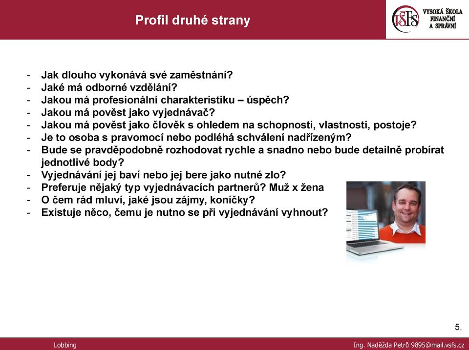 - Je to osoba s pravomocí nebo podléhá schválení nadřízeným?