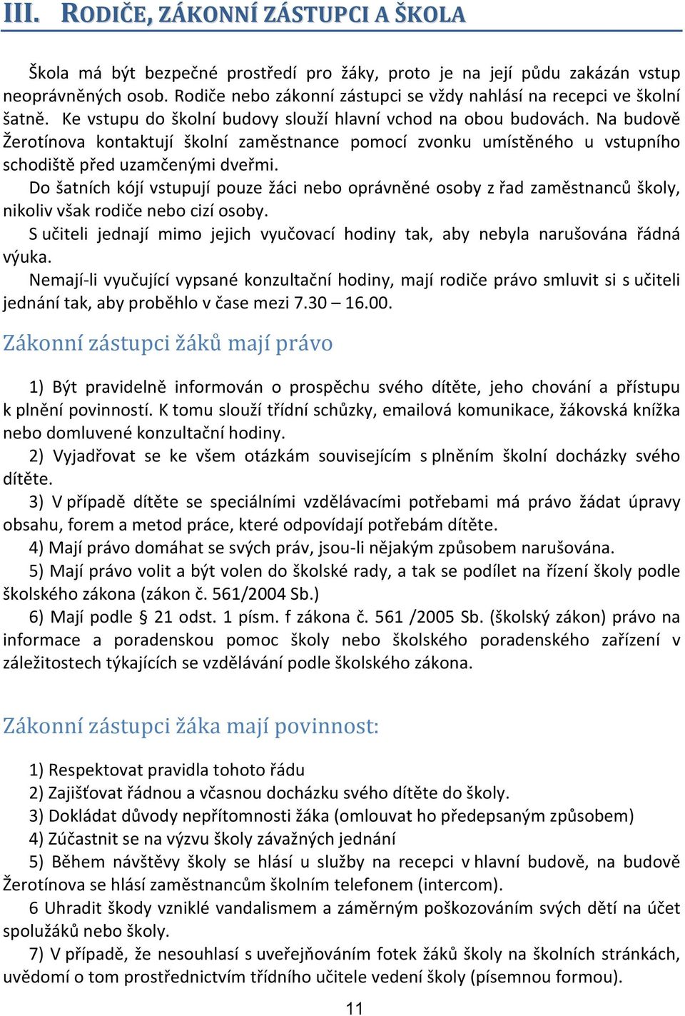 Na budově Žerotínova kontaktují školní zaměstnance pomocí zvonku umístěného u vstupního schodiště před uzamčenými dveřmi.