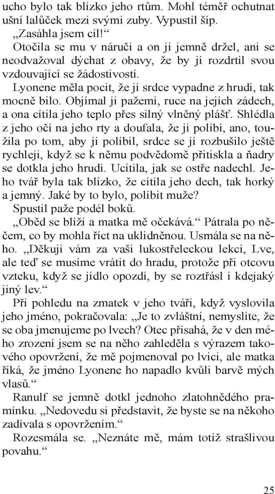 Objímal ji pažemi, ruce na jejích zádech, a ona cítila jeho teplo přes silný vlněný plášť.