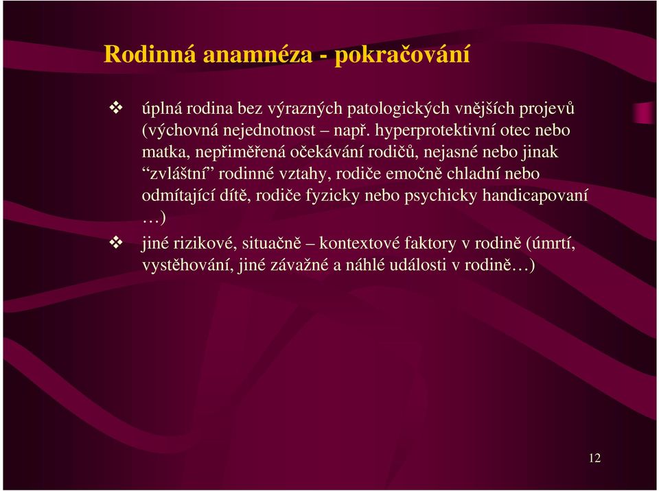 hyperprotektivní otec nebo matka, nepřiměřená očekávání rodičů, nejasné nebo jinak zvláštní rodinné vztahy,