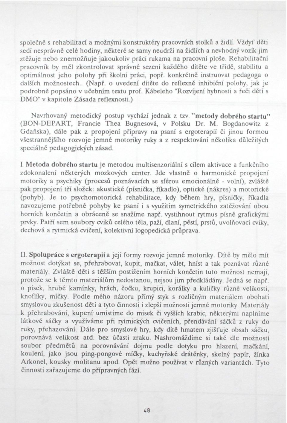 zkontrolovat správné sezení každého dítěte ve třídě, stabilitu a optimálnost jeho polohy při školní práci, popř. konkrétně instruovat pedagoga o dalších možnostech.. (Např.