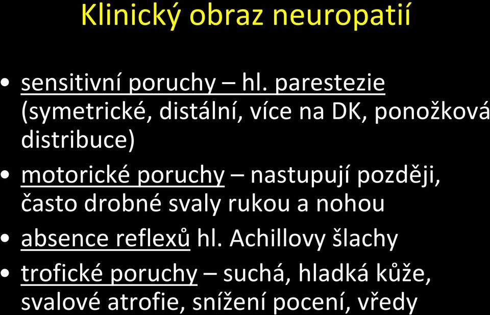 motorické poruchy nastupují později, často drobné svaly rukou a nohou