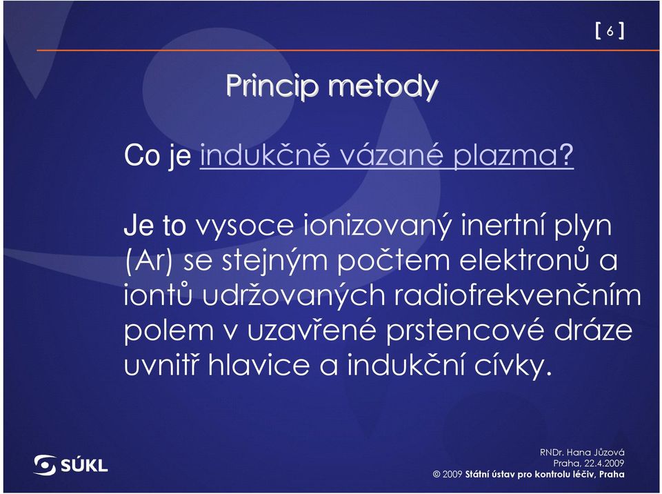 počtem elektronů a iontů udržovaných radiofrekvenčním