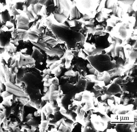 Přidáním yttria se může zlepšit lomová houževnatost keramických materiálů Al 2 O 3 /(W, Ti)C, když je jeho obsah nižší než 1,5 %. Je-li přidáno 0,5 % yttria, pak lomová houževnatost dosahuje 6,1 MPa.