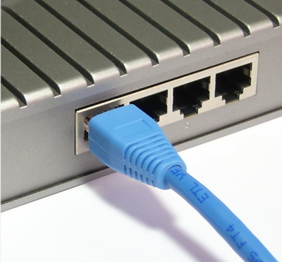 Pokud indikátor stále bliká, není linka ADSL řádně připojena nebo služba ADSL není (ještě) aktivována.